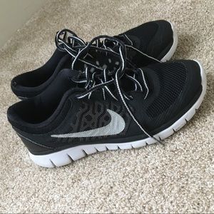 Black and White Nike Tennis Shoes Youth 5